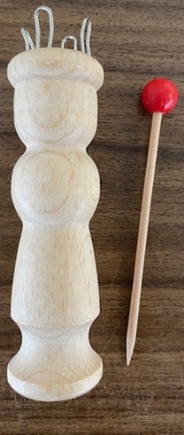 Houten punnikklosje, 30 x 100 mm, 4 krammen, inclusief naald