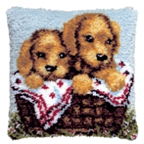 Kussenpakket in knooptechniek, 40x40cm, puppies in mand