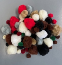 OUTLET Rijg pompons/pompoms kralen, diverse maten, 65 st, kerst assortiment