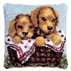 Kussenpakket in knooptechniek, 40x40cm, puppies in mand