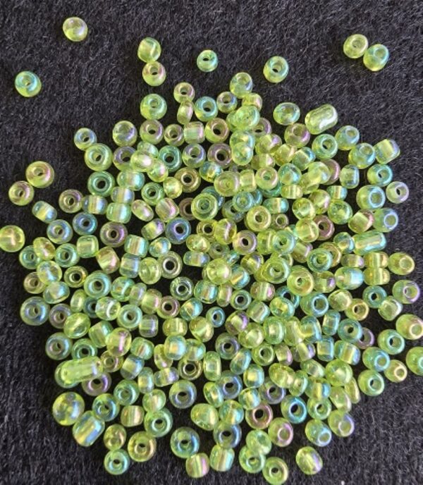 OUTLET Glazen kraaltjes/borduurkraaltjes/rocailles rainbow, 3 mm, 50 gram lichtgroen